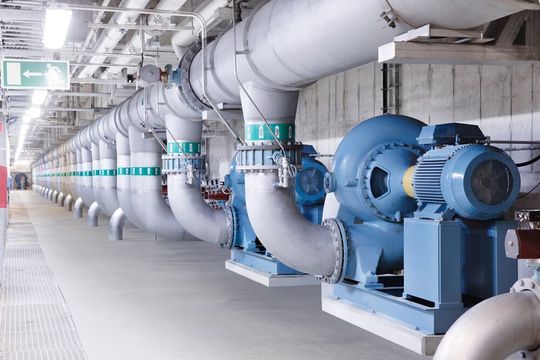 Pumpenanwendungen sind zwar häufig versteckt, doch in unserem Alltag von grundlegender Bedeutung. Ohne Motoren und Antriebe bewegt sich hier nichts. Pumpenanwendungen sind zwar häufig versteckt, doch in unserem Alltag von grundlegender Bedeutung. Ohne Motoren und Antriebe bewegt sich hier nichts.