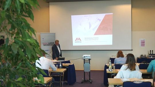 Wer beim kommenden Praxistag Laborsicherheit selbst eine Präsentation halten möchte, kann bis zum 3. Mai 2021 einen Themenvorschlag an die LABORPRAXIS-Redaktion schicken. Wer beim kommenden Praxistag Laborsicherheit selbst eine Präsentation halten möchte, kann bis zum 3. Mai 2021 einen Themenvorschlag an die LABORPRAXIS-Redaktion schicken.