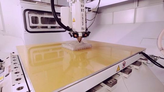 Die Hybridmaschine von Weber Additive und Reichenbacher während des Druckprozesses. Die Hybridmaschine von Weber Additive und Reichenbacher während des Druckprozesses.