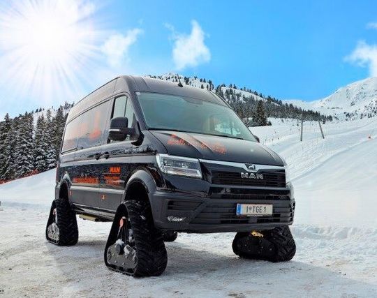 Der TGE 3.180 4×4 Kombi von MAN Truck & Bus ist mit speziellem Raupenantrieb ausgestattet. Er kommt auch da hin, wo andere Fahrzeuge längst den Dienst versagen, sagt der Hersteller. Der TGE 3.180 4×4 Kombi von MAN Truck & Bus ist mit speziellem Raupenantrieb ausgestattet. Er kommt auch da hin, wo andere Fahrzeuge längst den Dienst versagen, sagt der Hersteller.