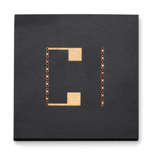 Dieser Magnetfeldsensor ist nicht aus Silizium, sondern wurde aus Kunststoff spritzgegossen und per Laser direkt strukturiert (LDS). Der Kunststoff heißt Tecacomp PEEK LDS black 1047045 und stammt von Ensinger. Dieser Magnetfeldsensor ist nicht aus Silizium, sondern wurde aus Kunststoff spritzgegossen und per Laser direkt strukturiert (LDS). Der Kunststoff heißt Tecacomp PEEK LDS black 1047045 und stammt von Ensinger.