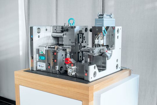 Partnerschaftlicher Erfolg! Meusburger und die WBA Aachener Werkzeugbau Akademie präsentieren diesen Formenaufbau mit Einbauteilen, der auf Standardisierung getrimmt ist. Hier das Ganze im Schnitt. Partnerschaftlicher Erfolg! Meusburger und die WBA Aachener Werkzeugbau Akademie präsentieren diesen Formenaufbau mit Einbauteilen, der auf Standardisierung getrimmt ist. Hier das Ganze im Schnitt.