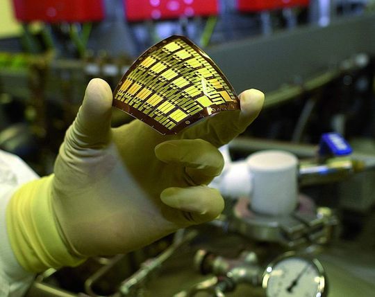 Herstellung von Mikrobrennstoffzellen mit der Folientechnik. Bild: Fraunhofer IZM Herstellung von Mikrobrennstoffzellen mit der Folientechnik. Bild: Fraunhofer IZM