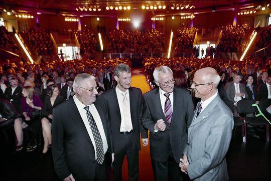 40 Jahre erfolgreiches Abfüllen und Verschließen von Pharmazeutika waren genug Gründe zum Feiern (von links: Siegried Bullinger, Markus Ströbel, Rolf Ströbel, Landrat Gerhard Bauer). 40 Jahre erfolgreiches Abfüllen und Verschließen von Pharmazeutika waren genug Gründe zum Feiern (von links: Siegried Bullinger, Markus Ströbel, Rolf Ströbel, Landrat Gerhard Bauer).
