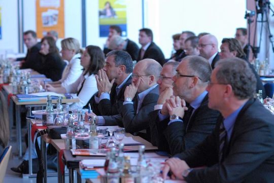 Zahlreiche konzentrierte Gesichter gab es auf der 3. Markenkonferenz B2B, als die Bedeutung der Mitarbeiter für erfolgreiche Marken erläutert wurde. Zahlreiche konzentrierte Gesichter gab es auf der 3. Markenkonferenz B2B, als die Bedeutung der Mitarbeiter für erfolgreiche Marken erläutert wurde.