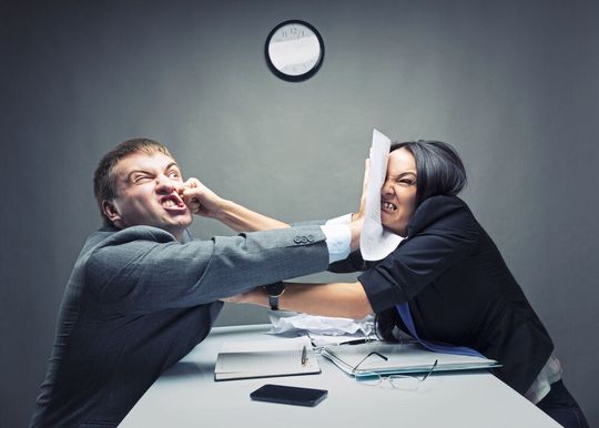 Schlechte Stimmung und Frust im Büro? So vermeiden Sie, dass die Situation eskaliert. Schlechte Stimmung und Frust im Büro? So vermeiden Sie, dass die Situation eskaliert.