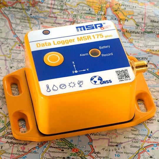 Der manipulationssichere MSR175plus-Datenlogger erfasst mittels hochsensibler Sensoren kritische Transportereignisse und zeichnet dazu auch mit GPS die Position auf. Der manipulationssichere MSR175plus-Datenlogger erfasst mittels hochsensibler Sensoren kritische Transportereignisse und zeichnet dazu auch mit GPS die Position auf.