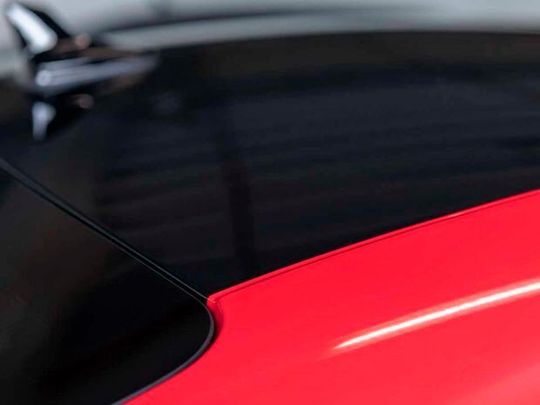 Audi setzt die oversprayfreie 2-Farb-Kontrastlackierung in Serie ein. Hier sieht man wie scharf sich die Farben abtrennen, ohne das abgeklebt werden muss. Spezielle Carbonstrahler von Heraeus Noblelight helfen dabei. Audi setzt die oversprayfreie 2-Farb-Kontrastlackierung in Serie ein. Hier sieht man wie scharf sich die Farben abtrennen, ohne das abgeklebt werden muss. Spezielle Carbonstrahler von Heraeus Noblelight helfen dabei.