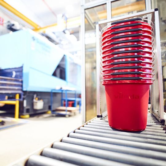In der Vileda-Eimerproduktion wurde vom Fraunhofer-Spin-Off plus10 eine hochfrequente KI-Datenerfassung und -verarbeitung aufgebaut. In der Vileda-Eimerproduktion wurde vom Fraunhofer-Spin-Off plus10 eine hochfrequente KI-Datenerfassung und -verarbeitung aufgebaut.