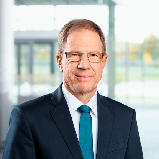 Infineon-Chef Reinhard Ploss rückt als Vizepräsident in das geschäftsführende Präsidium von Acatech. Hier wird er ehrenamtlich dazu beitragen, Wissenschaft und Wirtschaft enger zusammenzubringen und dadurch Innovationspotenziale zu heben. Infineon-Chef Reinhard Ploss rückt als Vizepräsident in das geschäftsführende Präsidium von Acatech. Hier wird er ehrenamtlich dazu beitragen, Wissenschaft und Wirtschaft enger zusammenzubringen und dadurch Innovationspotenziale zu heben.
