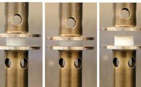 An der zur University of Chicago gehörenden Pritzker School of Molecular Engineering hat man ein Material entwickelt, das durch Vibrationen nicht geschwächt, sondern fester umso wird. An der zur University of Chicago gehörenden Pritzker School of Molecular Engineering hat man ein Material entwickelt, das durch Vibrationen nicht geschwächt, sondern fester umso wird.