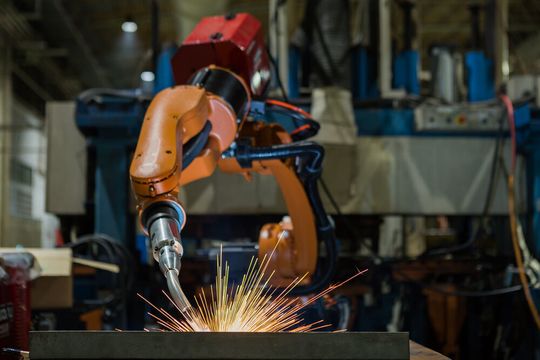 Weil Schweißroboter Bauteile gleichmäßig arbeiten können, sorgt das für weniger Verschleiß und manuelle Nacharbeit. Weil Schweißroboter Bauteile gleichmäßig arbeiten können, sorgt das für weniger Verschleiß und manuelle Nacharbeit.