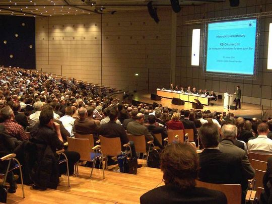 Auf der Informationsveranstaltung „REACH umsetzen“ des VCI in der Frankfurter Messe informierten sich ca. 1200 Vertreter von Mitgliedsunternehmen. Auf der Informationsveranstaltung „REACH umsetzen“ des VCI in der Frankfurter Messe informierten sich ca. 1200 Vertreter von Mitgliedsunternehmen.