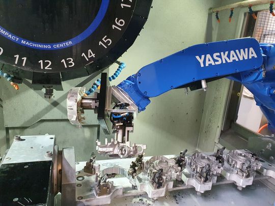 Vorderseitenbearbeitung mit der Brother Speedio S 1000 X1: Auf dem Lehmann CNC-Drehtisch EA-520 ist eine Vierfach-Spannvorrichtung montiert, in die der Motoman-Roboter Rohteile einlegt und bearbeitet wieder entnimmt. Vorderseitenbearbeitung mit der Brother Speedio S 1000 X1: Auf dem Lehmann CNC-Drehtisch EA-520 ist eine Vierfach-Spannvorrichtung montiert, in die der Motoman-Roboter Rohteile einlegt und bearbeitet wieder entnimmt.