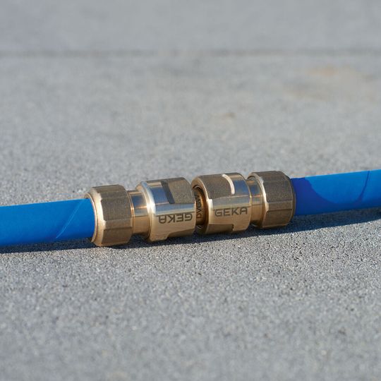 Markenschläuche und Schlaucheinbindungen erfüllen die gesetzlichen Vorschriften und Hygiene-Anforderungen, die für Trinkwasser gelten. Markenschläuche und Schlaucheinbindungen erfüllen die gesetzlichen Vorschriften und Hygiene-Anforderungen, die für Trinkwasser gelten.