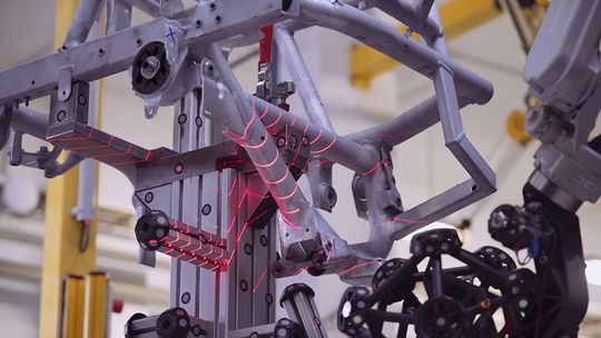 Der robotergeführte optische Scanner Metra Scan-R vermisst bei WAT vollautomatisch komplexe Gitterrohrrahmen mit vielen Anbindungspunkten für die Peripherie. Der robotergeführte optische Scanner Metra Scan-R vermisst bei WAT vollautomatisch komplexe Gitterrohrrahmen mit vielen Anbindungspunkten für die Peripherie.