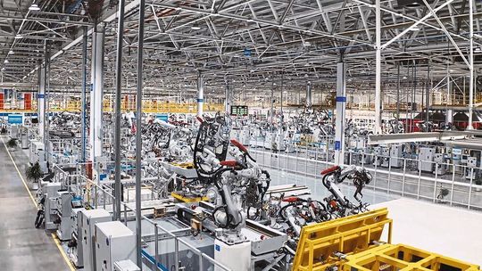 Die Roboter stellen sowohl die Genauigkeit als auch die Konsistenz des Schweißvorgangs sicher und verbessern so die Produktivität im Karosseriebau von BJEV. Die Roboter stellen sowohl die Genauigkeit als auch die Konsistenz des Schweißvorgangs sicher und verbessern so die Produktivität im Karosseriebau von BJEV.