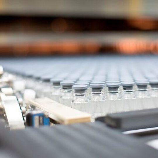 Impfstoffabfüllung bei der IDT Biologika in Dessau Impfstoffabfüllung bei der IDT Biologika in Dessau
