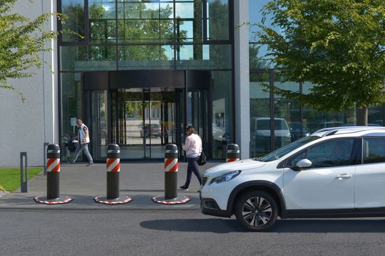 Die ausgezeichnete mobile Fahrzeugsperre „OktaBlock“ ist in den unterschiedlichsten Konstellationen einzusetzen. Die ausgezeichnete mobile Fahrzeugsperre „OktaBlock“ ist in den unterschiedlichsten Konstellationen einzusetzen.
