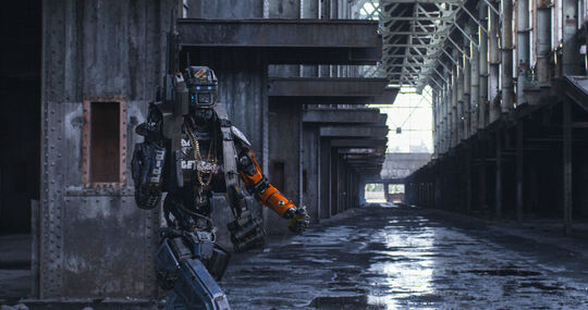 Il robot poliziotto autonomo Chappie diventa un po' troppo autonomo per i suoi creatori nel film omonimo.