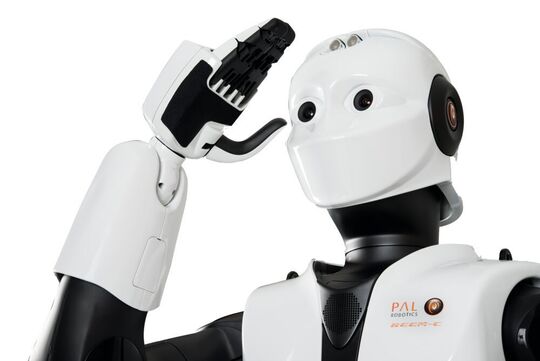 I RoboCop di Dubai sono dotati di riconoscimento facciale, una trasmissione di immagini dal vivo e un touchpad integrato con varie funzioni di servizio.