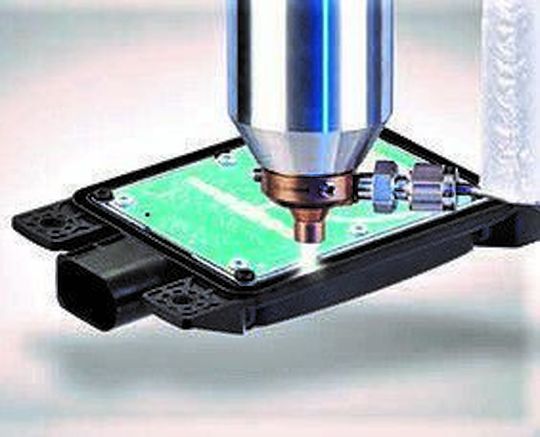 Nicht nur bei der Oberflächenvorbehandlung für Automobilteile spielt das Plasma seine Stärken aus, sondern auch, wenn es dabei um elektronische Komponenten geht, sagt Plasmatreat.