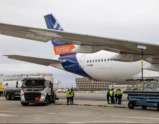 Jetzt wird untersucht, welche Emissionen von nachhatigem Flugkraftstoff (Sustainable Air Fuel, oder SAF) beim Passagierflug ausgehen. Im Projekt ECLIF3 arbeiten Airbus, die DLR, Rolls-Royce und Neste zusammen. Jetzt wird untersucht, welche Emissionen von nachhatigem Flugkraftstoff (Sustainable Air Fuel, oder SAF) beim Passagierflug ausgehen. Im Projekt ECLIF3 arbeiten Airbus, die DLR, Rolls-Royce und Neste zusammen.