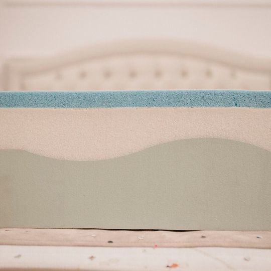 In Europa landen jährlich bis zu 30 Millionen Altmatratzen auf der Deponie oder der Verbrennungsanlage und werden somit dem Wertstoffkreislauf entzogen. In Europa landen jährlich bis zu 30 Millionen Altmatratzen auf der Deponie oder der Verbrennungsanlage und werden somit dem Wertstoffkreislauf entzogen.
