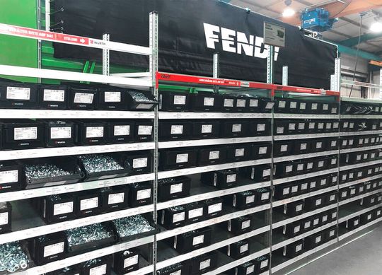 Kosten und Zeit sparen kann man fast nur noch mithilfe automatisierter Prozesse. Würth unterstützt das mit intelligenten Regalen, die von selbst nachbestellen können – wie hier bei Fendt in Waldstetten. Kosten und Zeit sparen kann man fast nur noch mithilfe automatisierter Prozesse. Würth unterstützt das mit intelligenten Regalen, die von selbst nachbestellen können – wie hier bei Fendt in Waldstetten.