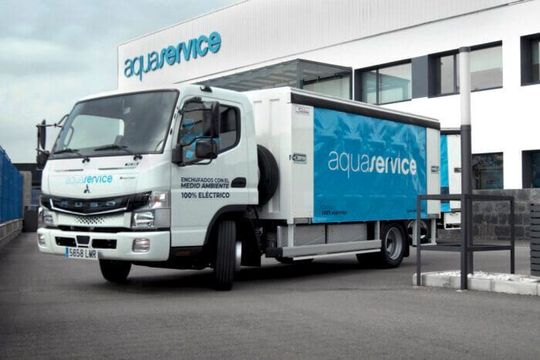 Hola! Der Fuso eCanter von Daimler Trucks transportiert jetzt als Mineralwasser in Spanien. Dieser E-Mobile Bruder des Fuso Canter wiegt knapp 7,5 t und kann 4,5 t Nutzlast bewegen. Er leistet 115 kW. Hola! Der Fuso eCanter von Daimler Trucks transportiert jetzt als Mineralwasser in Spanien. Dieser E-Mobile Bruder des Fuso Canter wiegt knapp 7,5 t und kann 4,5 t Nutzlast bewegen. Er leistet 115 kW.