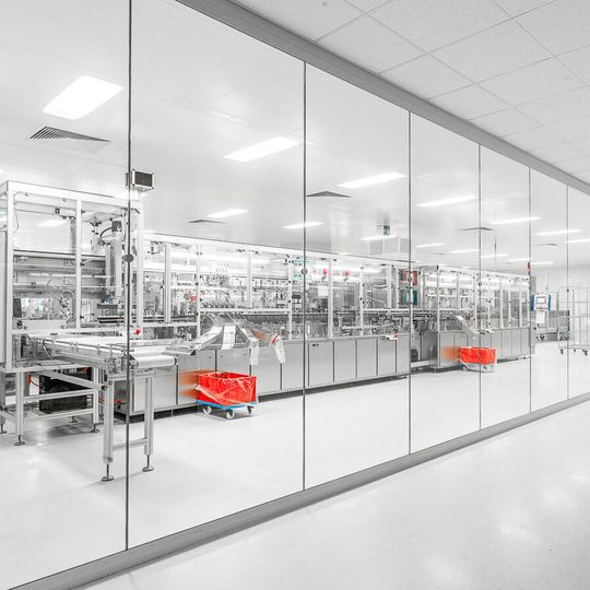 Wirthwein Medical wird 75 Jahre alt. Ein Blick in die heutige vollautomatisierte Reinraummontage ISO-Klasse 7 am Standort Mühltal, an der Papiermühle. Wirthwein Medical wird 75 Jahre alt. Ein Blick in die heutige vollautomatisierte Reinraummontage ISO-Klasse 7 am Standort Mühltal, an der Papiermühle.