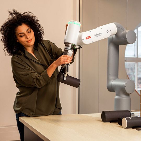 Der neue ABB-Cobot GoFa im Einsatz. Der neue ABB-Cobot GoFa im Einsatz.