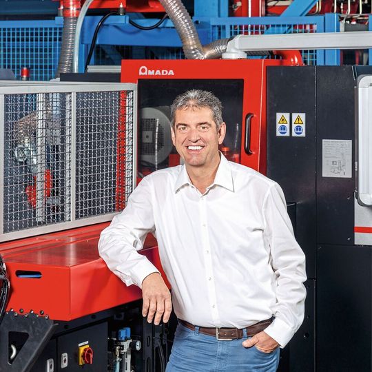«Das aussergewöhnliche Jahr 2020 haben wir insgesamt gut gemeistert.» Schmobi-Geschäftsleiter Peter Breitenmoser vor dem neusten Hartmetall-Kreissägeautomaten im vollautomatischen Sägecenter «Das aussergewöhnliche Jahr 2020 haben wir insgesamt gut gemeistert.» Schmobi-Geschäftsleiter Peter Breitenmoser vor dem neusten Hartmetall-Kreissägeautomaten im vollautomatischen Sägecenter