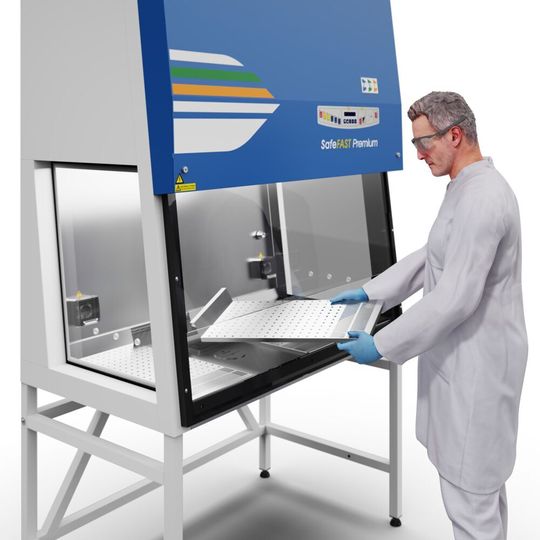 Abb. 1: Sicherheitswerkbänke wie die Safefast Premium von Carlo Erba Reagents schützen die Mitarbeiter beim Umgang mit mikrobiologisch aktiven Substanzen. Abb. 1: Sicherheitswerkbänke wie die Safefast Premium von Carlo Erba Reagents schützen die Mitarbeiter beim Umgang mit mikrobiologisch aktiven Substanzen.
