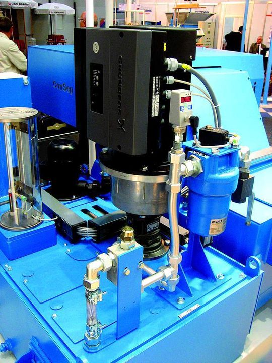 Die Online-Hochdruck-Prozessregelung Vari-Flow besteht aus einer MTSE-Pumpe von Grundfos, die in ein Mayfran-Filtersystem integriert ist und über eine HPC-Steuerung von Mayfran betrieben wird. Bild: Grundfos Die Online-Hochdruck-Prozessregelung Vari-Flow besteht aus einer MTSE-Pumpe von Grundfos, die in ein Mayfran-Filtersystem integriert ist und über eine HPC-Steuerung von Mayfran betrieben wird. Bild: Grundfos