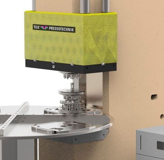 Der Tox-Electricdrive mit Wasserkühlung und die C-Gestell-Presse PC 100 sorgen jetzt bei einem slowakischen Automobilzulieferer für prozesssichere Mehrfach-Nietverbindungen an Kupplungskomponenten. Der Tox-Electricdrive mit Wasserkühlung und die C-Gestell-Presse PC 100 sorgen jetzt bei einem slowakischen Automobilzulieferer für prozesssichere Mehrfach-Nietverbindungen an Kupplungskomponenten.