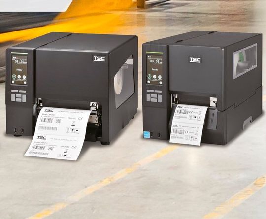 Umfangreich überarbeit! In puncto Konnektivität, Remote Management, Druckkopfverwaltung et cetera, hat TSC Printronix Auto ID jetzt seine Thermotransferdrucker optimiert. Umfangreich überarbeit! In puncto Konnektivität, Remote Management, Druckkopfverwaltung et cetera, hat TSC Printronix Auto ID jetzt seine Thermotransferdrucker optimiert.