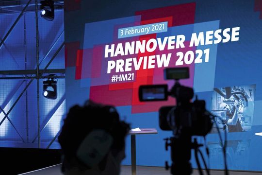 Die Industrie braucht eine Plattform, auf der Lösungen präsentiert und Netzwerke ausgebaut werden können. Die Industrie braucht eine Plattform, auf der Lösungen präsentiert und Netzwerke ausgebaut werden können.