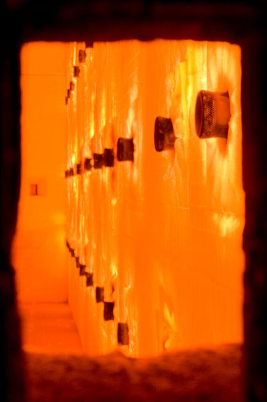 Blick in den Höllenschlund eines Steamcracker-Ofens, wo rund 850 °C herrschen. Linde, BASF und Sabic kooperieren jetzt, um diese Anlagten in Zukunft elektrisch zu beheizen und nicht länger mit fossilen Energieträgern. Blick in den Höllenschlund eines Steamcracker-Ofens, wo rund 850 °C herrschen. Linde, BASF und Sabic kooperieren jetzt, um diese Anlagten in Zukunft elektrisch zu beheizen und nicht länger mit fossilen Energieträgern.