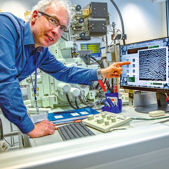 Der Initiator des Verbundprojektes PlasMark, Dr. Kristian Wende, Wissenschaftler am Leibniz-Institut für Plasmaforschung und Technologie Greifswald (INP), im Labor Der Initiator des Verbundprojektes PlasMark, Dr. Kristian Wende, Wissenschaftler am Leibniz-Institut für Plasmaforschung und Technologie Greifswald (INP), im Labor