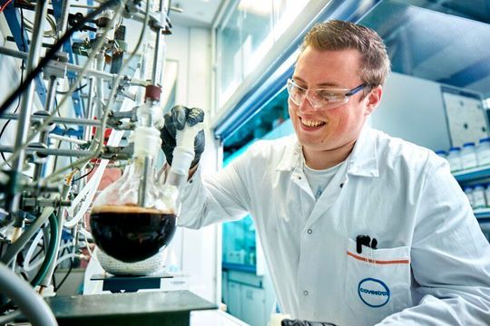 Kreislauf für Matratzen! Covestro gibt bekannt, ein neues Verfahren entwickelt zu haben, mit dem Polyurethan-Weichschaum chemisch recycelt werden kann. Im Projekt Puresmart will man aus alten Polstern nun neue machen, heißt es. Kreislauf für Matratzen! Covestro gibt bekannt, ein neues Verfahren entwickelt zu haben, mit dem Polyurethan-Weichschaum chemisch recycelt werden kann. Im Projekt Puresmart will man aus alten Polstern nun neue machen, heißt es.