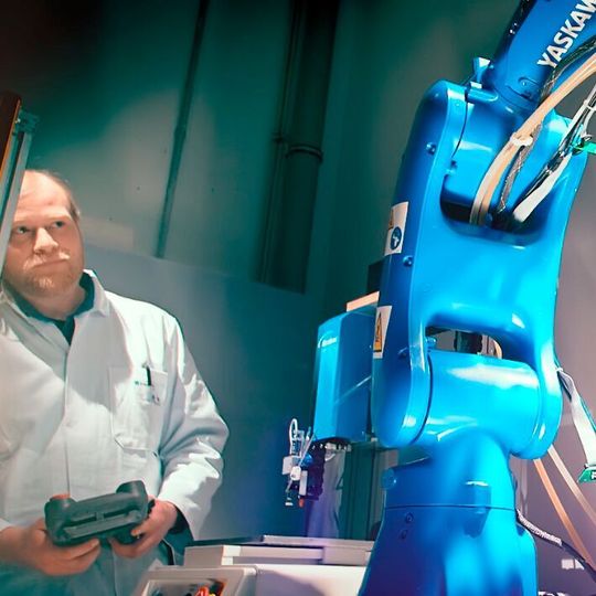 Robot-assisted inkjet printing on 3D components at Fraunhofer Enas. Robot-assisted inkjet printing on 3D components at Fraunhofer Enas.