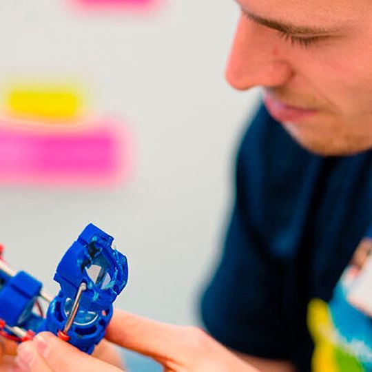 In vier Modulen können Teilnehmende zu KI-Experten werden. In vier Modulen können Teilnehmende zu KI-Experten werden.