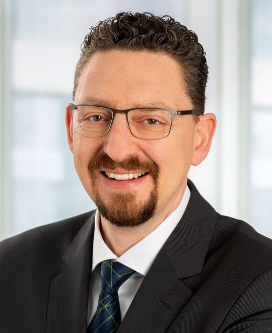 Zum 1. April wird Sebastian Dombos die Geschicke der Engel Deutschland GmbH am Standort Nürnberg in die Hand nehmen. Er hat Maschinenbau und Wirtschaftsingenieurwesen studiert. Zum 1. April wird Sebastian Dombos die Geschicke der Engel Deutschland GmbH am Standort Nürnberg in die Hand nehmen. Er hat Maschinenbau und Wirtschaftsingenieurwesen studiert.
