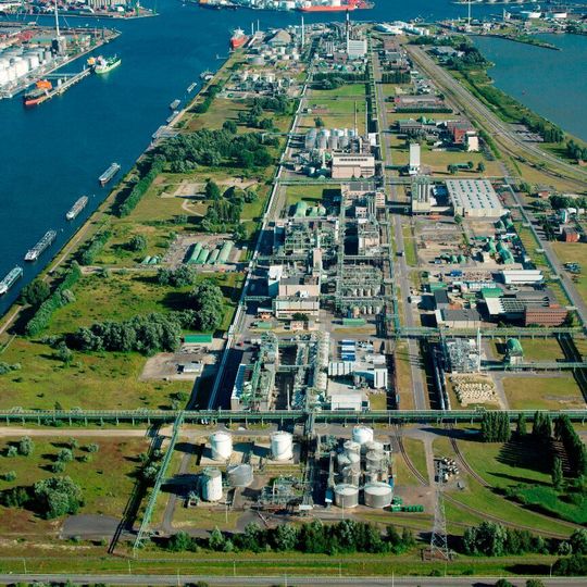 Der Covestro-Standort in Antwerpen wird ab dem 1. April 2021 fast die Hälfte seines Strombedarfs aus erneuerbaren Energien von Engie decken. Der Covestro-Standort in Antwerpen wird ab dem 1. April 2021 fast die Hälfte seines Strombedarfs aus erneuerbaren Energien von Engie decken.