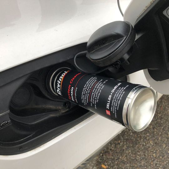 Cleanly dosed from the tank to the combustion chamber in DIY: the new, clever Divinol fuel system cleaners save many a workshop visit. Cleanly dosed from the tank to the combustion chamber in DIY: the new, clever Divinol fuel system cleaners save many a workshop visit.