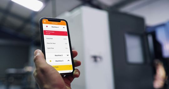 Mit der App können Maschinen und Anlagen in Echtzeit überwacht werden. Mit der App können Maschinen und Anlagen in Echtzeit überwacht werden.