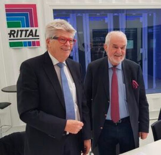 Rittal und Stulz kooperieren weltweit im Bereich passgenauer Rechenzentrums-Infrastrukturlösungen sowie Beratung und Service (v.l.): Prof. Friedhelm Loh (li.) und Jürgen Stulz. Rittal und Stulz kooperieren weltweit im Bereich passgenauer Rechenzentrums-Infrastrukturlösungen sowie Beratung und Service (v.l.): Prof. Friedhelm Loh (li.) und Jürgen Stulz.