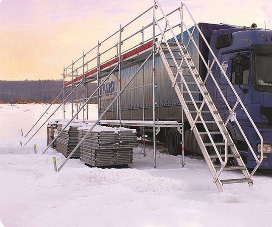 Bei diesem Wetter sammeln sich auf den Dächern und Planen großer Fahrzeuge vermehrt Eis und Schnee. Das Freiräumen ist besonders wichtig. Unfallsicher geht das mit dem Krause-Eisfreigerüst. Bei diesem Wetter sammeln sich auf den Dächern und Planen großer Fahrzeuge vermehrt Eis und Schnee. Das Freiräumen ist besonders wichtig. Unfallsicher geht das mit dem Krause-Eisfreigerüst.