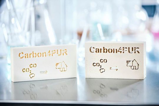 Rohstoffe für die Kunststoffe kommen jetzt aus dem Schornstein, sagt Covestro. Denn Hochofengas aus der Stahlherstellung enthält den nötigen Kohlenstoff: PUR-Dämmplatten, hergestellt mit der Carbon4pur-Methode. Rohstoffe für die Kunststoffe kommen jetzt aus dem Schornstein, sagt Covestro. Denn Hochofengas aus der Stahlherstellung enthält den nötigen Kohlenstoff: PUR-Dämmplatten, hergestellt mit der Carbon4pur-Methode.